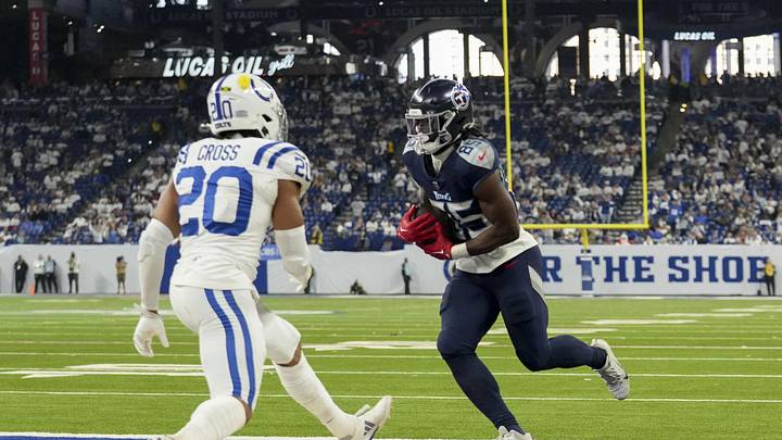 Dec 22, 2024; Indianapolis, Indiana, USA; Tennessee Titans tight end Chig Okonkwo (85) makes a catch for a two-point conversion during a game against the Indianapolis Colt at Lucas Oil Stadium. Mandatory Credit: Christine Tannous/USA Today Network via Imagn Images 