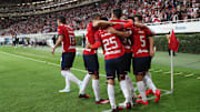 Jugadores de Chivas celebran un gol.