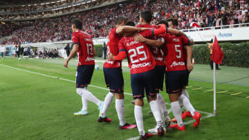 Jugadores de Chivas celebran un gol.
