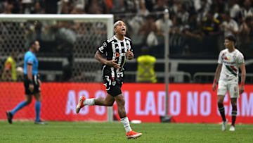 Deyverson deu show à parte na classificação do Atlético. 