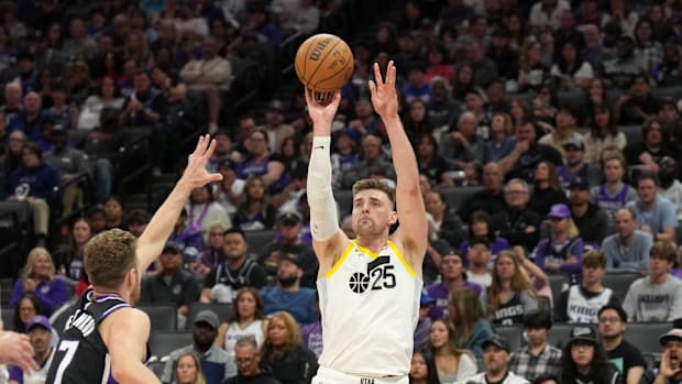 Utah Jazz Center Signs With San Antonio Spurs