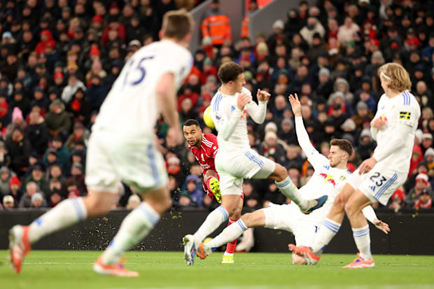 นักเตะลีดส์ป้องกันการโจมตีของลิเวอร์พูล