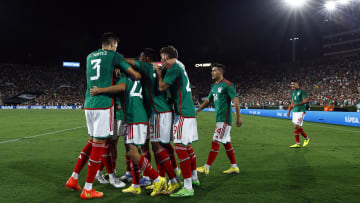 Jugadores de México celebran un gol.