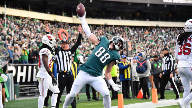  Dallas Goedert (88) spikes the ball after his touchdown catch against the Arizona Cardinals 