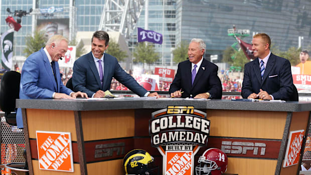 Jerry Jones makes ‘College GameDay’ picks