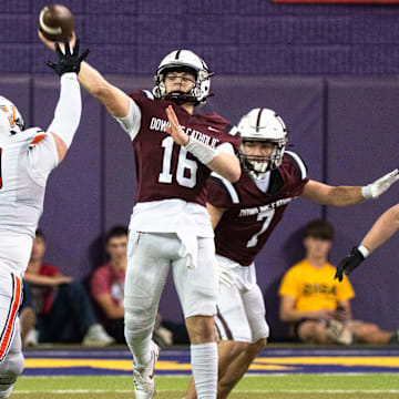 Dowling Catholic defeated Valley on Friday night with a final score of 14-10. 