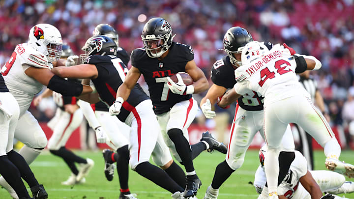 Dec 21, 2025; Glendale, Arizona, USA; Atlanta Falcons running back Bijan Robinson (7) carries the ball against the Arizona Cardinals during the first half at State Farm Stadium. Mandatory Credit: Mark J. Rebilas-Imagn Images