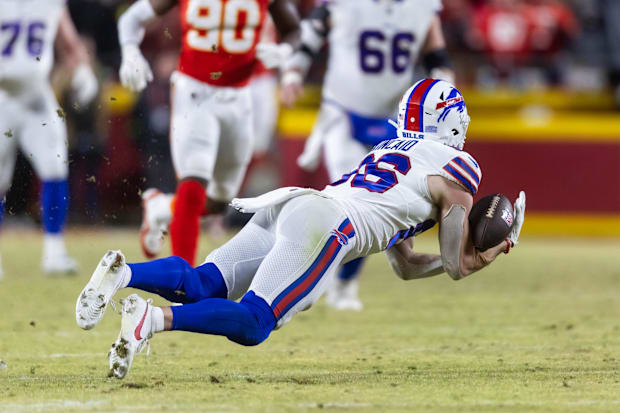 Buffalo Bills tight end Dalton Kincaid (86) drops a pass in the fourth quarter against the Kansas City Chiefs