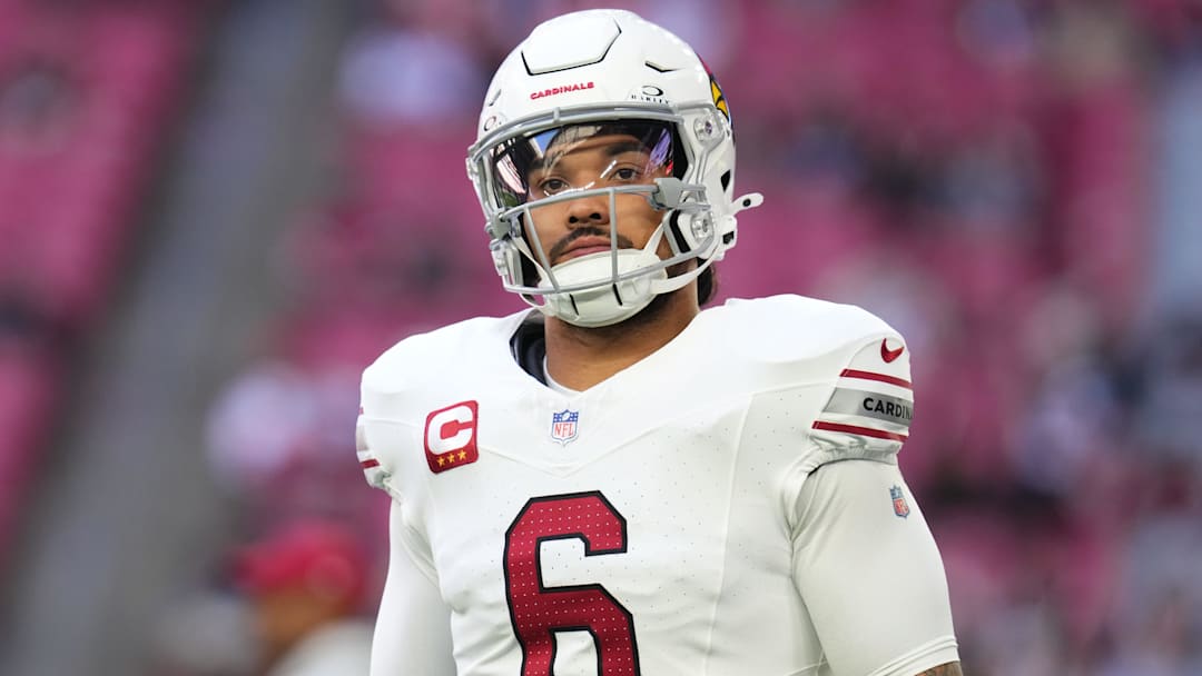 Arizona Cardinals running back James Conner (6) takes the field before they play the New England Patriots at State Farm Stadium on Dec. 15, 2024.
