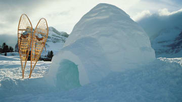 Here‘s how people are able to stay warm in igloos.