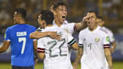 Héctor Moreno e Hirving Lozano se abrazan tras haber marcado el primer tanto frente a El Salvador.