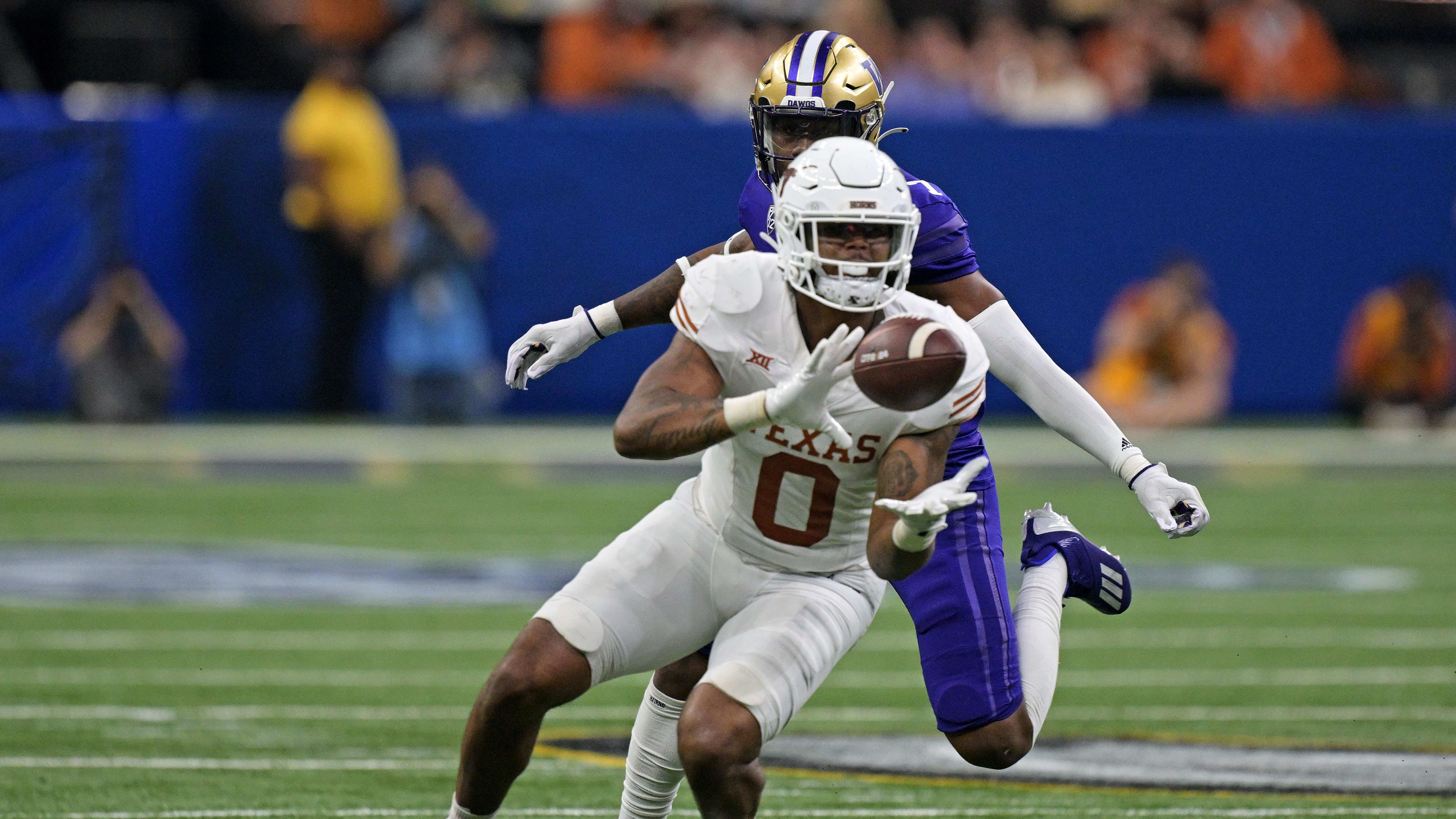 Texas Longhorns tight end Ja'Tavion Sanders (0) makes a catch against Washington.