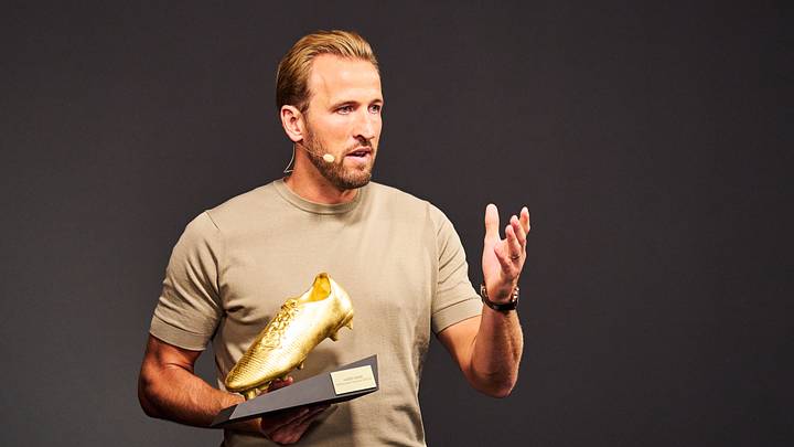 Harry Kane mit seinem goldenen Schuh Harry Kane mit seinem goldenen Schuh