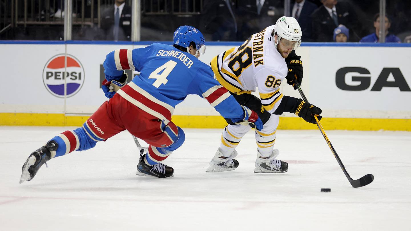 Boston Bruins e New York Rangers in campo, match di hockey, stadio, squadre in azione