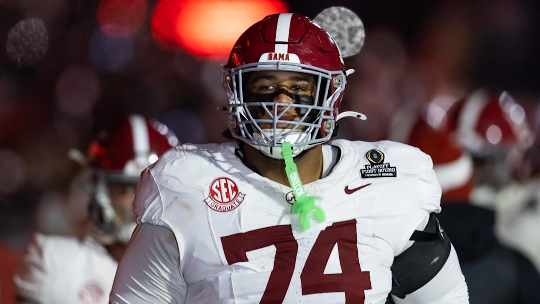 Kadyn Proctor warms up before College Football Playoff.