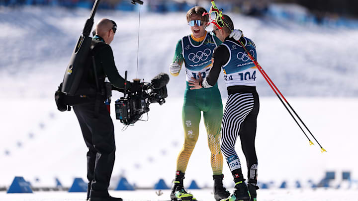 El abrazo que define el espíritu olímpico: Allan Corona y su gesto en Milano Cortina 2026,  esperó en la meta a su amigo sudafricano Matthew Smith.