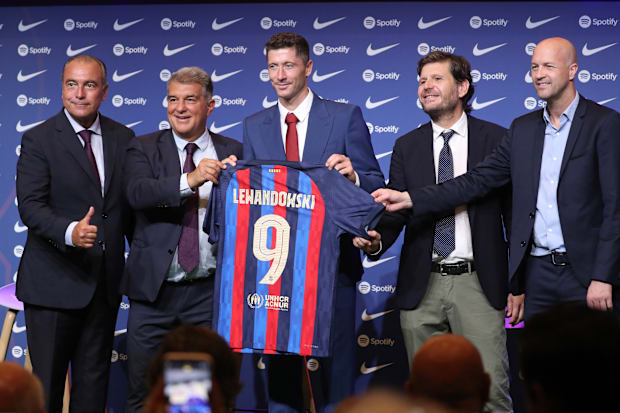 โรเบิร์ต เลวานดอฟสกี้ ในงานแนะนำตัวที่บาร์เซโลนา