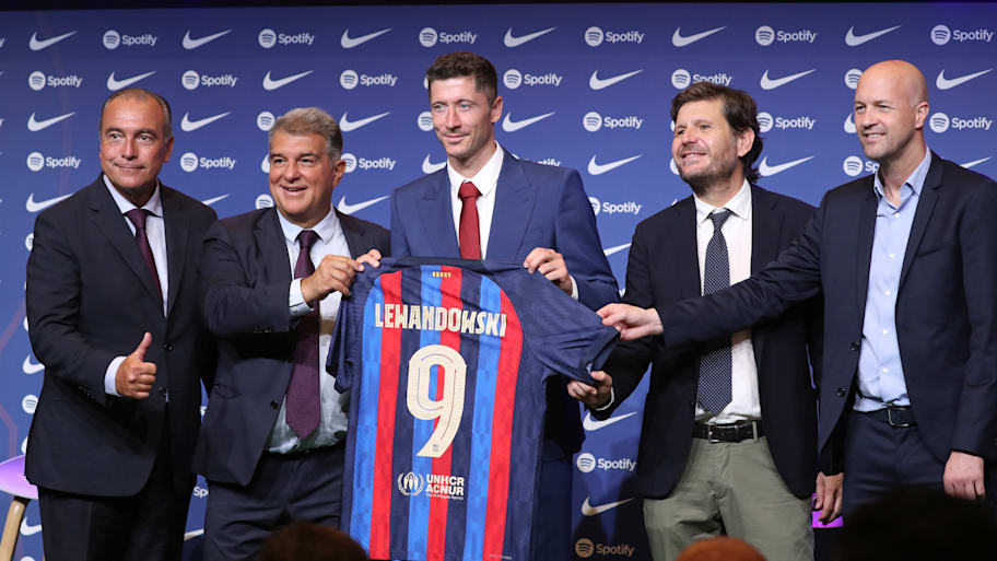 Robert Lewandowski during his Barcelona unveiling.