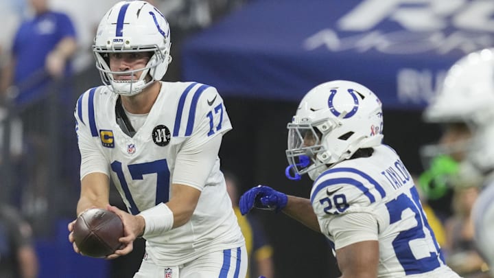 Sep 14, 2025; Indianapolis, Indiana, USA; Indianapolis Colts quarterback Daniel Jones (17) hands the ball off to running back Jonathan Taylor (28) against the Denver Broncos at Lucas Oil Stadium. Mandatory Credit: INDIANAPOLIS STAR-USA TODAY Network via Imagn Images Sep 14, 2025; Indianapolis, Indiana, USA; Indianapolis Colts quarterback Daniel Jones (17) hands the ball off to running back Jonathan Taylor (28) against the Denver Broncos at Lucas Oil Stadium. Mandatory Credit: INDIANAPOLIS STAR-USA TODAY Network via Imagn Images
