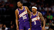 Kevin Durant juega como alero y Bradley Beal como escolta, ambos para los Phoenix Suns 
