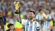 Lionel Messi mit dem WM-Pokal