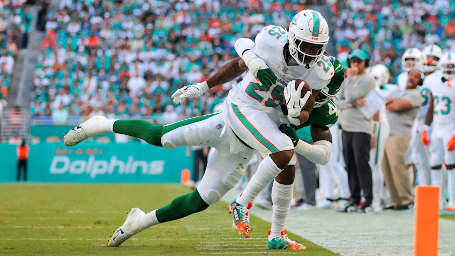 Miami Dolphins running back Jaylen Wright (25) runs with the football against New York Jets linebacker Jamien Sherwood (44) during the second quarter at Hard Rock Stadium last season. | Sam Navarro-Imagn Images