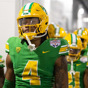 Jan 1, 2024; Glendale, AZ, USA; Oregon Ducks linebacker Jestin Jacobs (4) against the Liberty Flames during the 2024 Fiesta Bowl at State Farm Stadium. Mandatory Credit: Mark J. Rebilas-Imagn Images