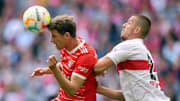 Thomas Müller gewinnt das Kopfballduell gegen Waldemar Anton.