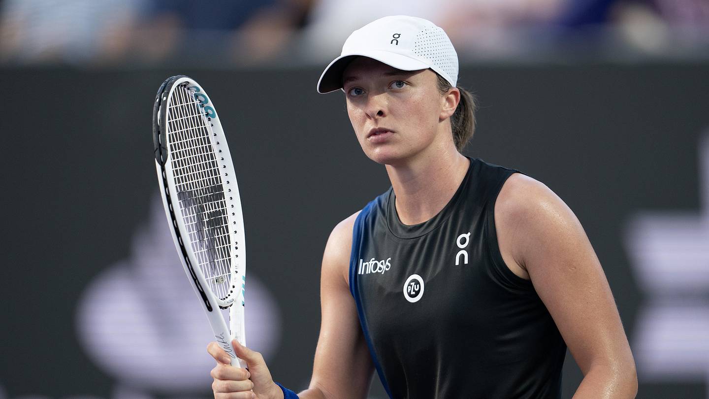 Iga Swiatek Fires Coach & Withdraws from Wuhan WTA 1000