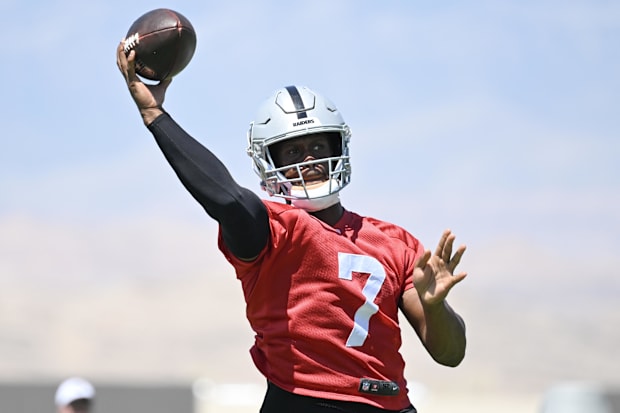 Geno Smith throws the ball during Las Vegas Raiders Minicamp Geno Smith throws the ball during Las Vegas Raiders Minicamp