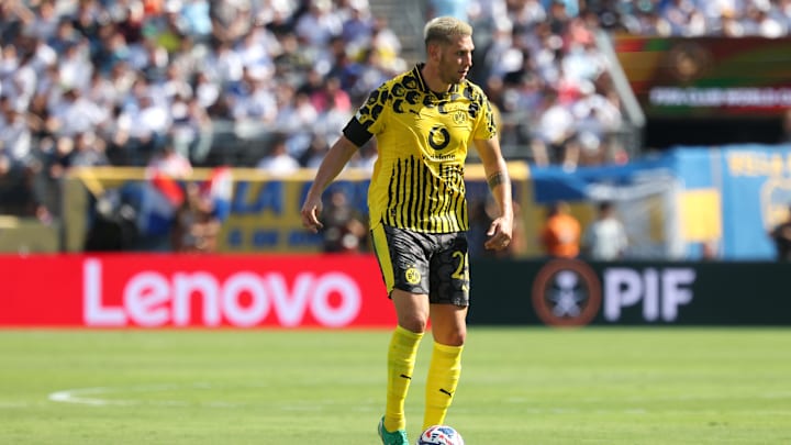 Jul 5, 2025; East Rutherford, New Jersey, USA; Borussia Dortmund defender Niklas Suele (25) controls the ball against Real Madrid CF in the first half during a quarterfinal match of the 2025 FIFA Club World Cup at MetLife Stadium. Mandatory Credit: Vincent Carchietta-Imagn Images