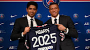 Nasser Al-Khelaïfi présentant la prolongation de contrat de Kylian Mbappé
