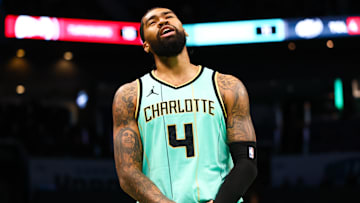 Los Angeles Lakers ya no podrán adquirir al pívot jamaicano, quien acaba de pasar de Hornets a Suns