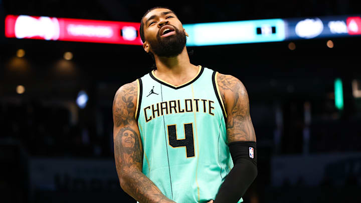 Los Angeles Lakers ya no podrán adquirir al pívot jamaicano, quien acaba de pasar de Hornets a Suns