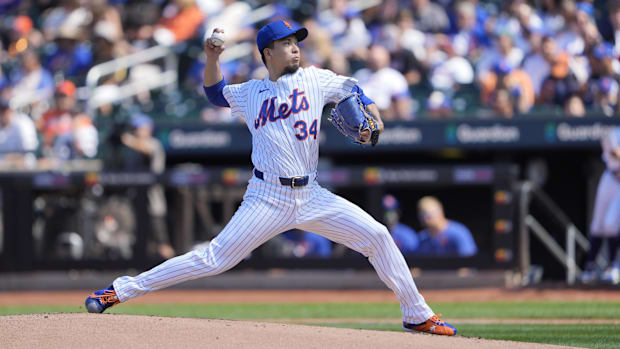 El lanzador de los Mets de Nueva York, Kodai Senga (34), proporciona un lanzamiento contra los Miami Marlins.