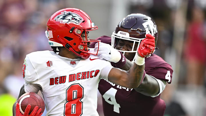 Tiền vệ cánh của New Mexico Lobos Jeremiah Hixon (8) chạy bóng trước tiền vệ phòng ngự Shemar Stewart (4) của Texas A&M