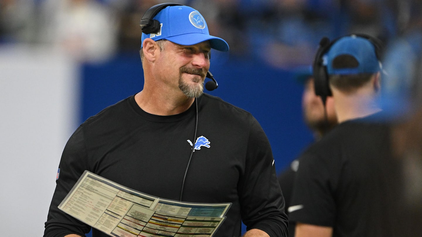 Dan Campbell Gives Defiant Quote on Jahmyr Gibbs’ Inadvertent Playbook