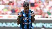 Ronaldinho celebra un gol con Querétaro.
