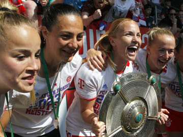 Glódís Perla Viggósdóttir (Dritte von links) trug maßgeblich dazu bei, dass der FC Bayern Deutscher Meister wurde