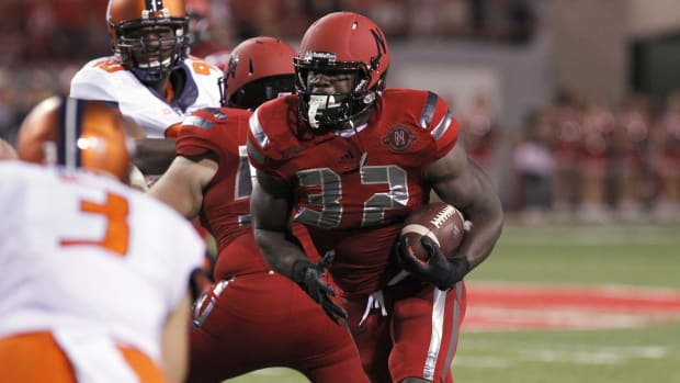 Nebraska Cornhuskers running back Imani Cross (32) runs against the Illinois Fighting Illni at Memorial Stadium.