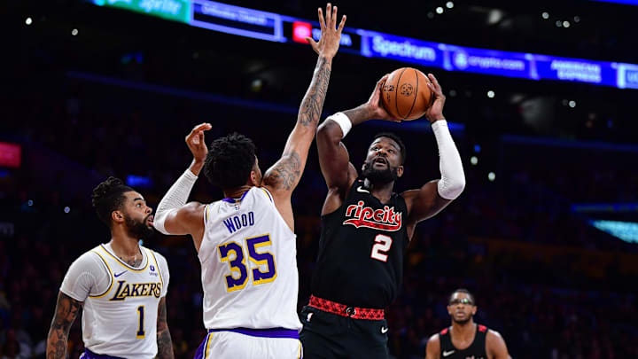 Deandre Ayton looks to shoot against the Lakers in Jan. 2024.