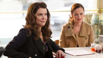 Lauren Graham and Alexis Bledel in GILMORE GIRLS: A YEAR IN THE LIFE - Netflix