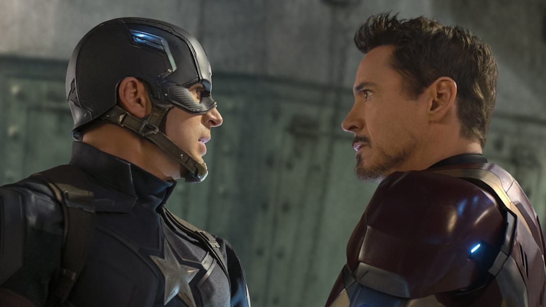 Captain America: Civil War..L to R: Captain America/Steve Rogers (Chris Evans) and Iron Man/Tony Stark (Robert Downey Jr.) ..Ph: Zade Rosenthal ..©Marvel 2016