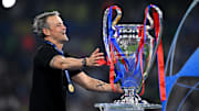 Luis Enrique avec le trophée de la Ligue des Champions. 
