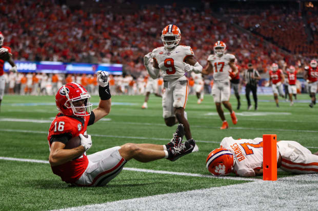 Bulldogs wide receiver London Humphreys dives into the end zone for a touchdown.