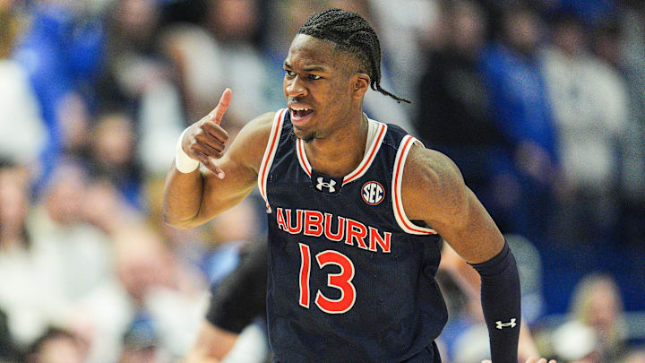 Auburn Tigers guard Miles Kelly (13)