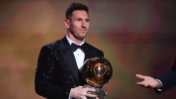 Lionel Messi cuando recibió en 2021 su último Balón de Oro