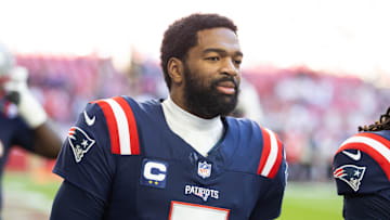 Dec 15, 2024; Glendale, Arizona, USA; New England Patriots quarterback Jacoby Brissett (7) prior to the game against the Arizona Cardinals at State Farm Stadium. Mandatory Credit: Mark J. Rebilas-Imagn Images