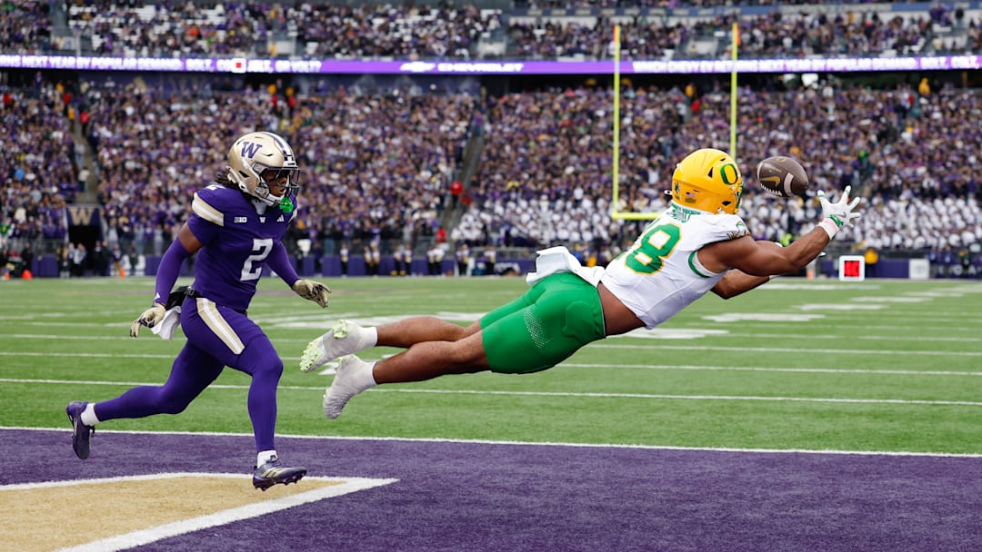 Oregon tight end Kenyon Sadiq dives for a pass during the No. 6 Ducks' 26-14 Week 14 win over the Washington Huskies on Nov. 29, 2025.