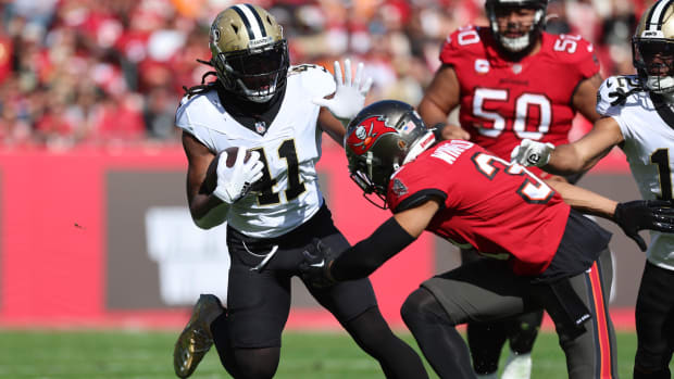 New Orleans Saints running back Alvin Kamara (41)  stiff arms Tampa Bay Buccaneers safety Antoine Winfield Jr. (31)  